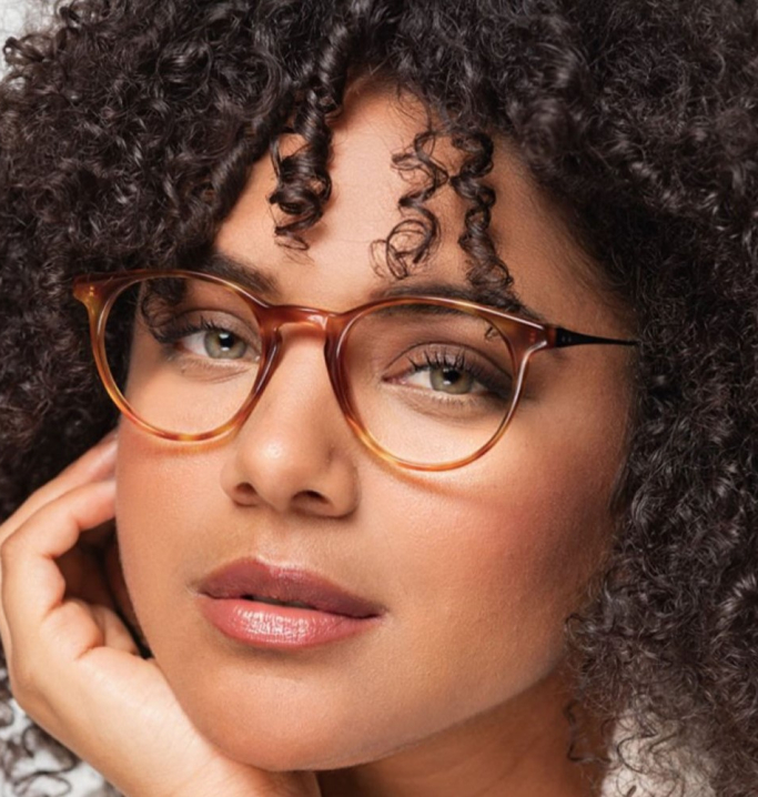 Lunettes de vue Femme Brun Brest portée par Estelle