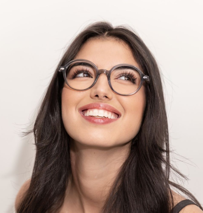 Lunettes de vue Femme Gris Le Cap portée par Jenna