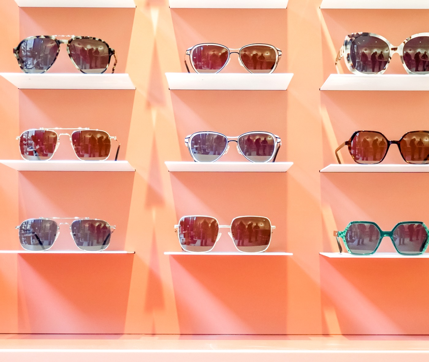 Mur de montures dans une boutique Droit de Regard, offre 2e paire à -50%