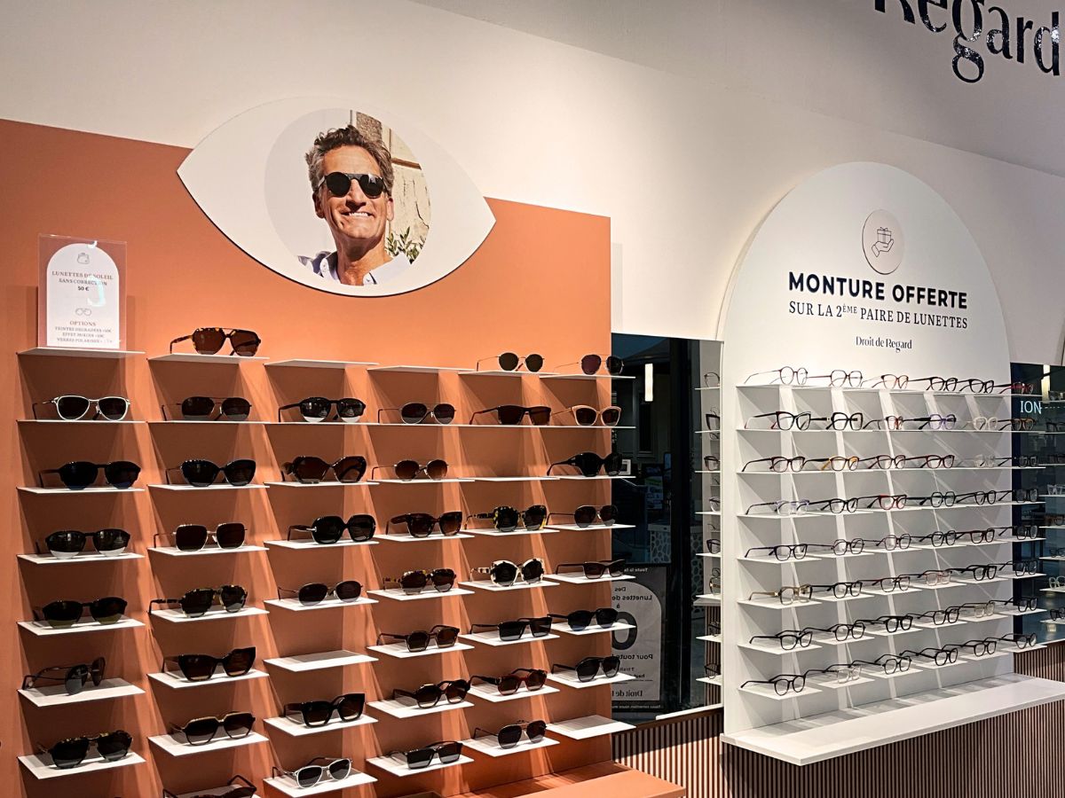Mur de lunettes de soleil et présentoir de montures, boutique Droit de Regard, opticien à Grand Littoral, Marseille 16e