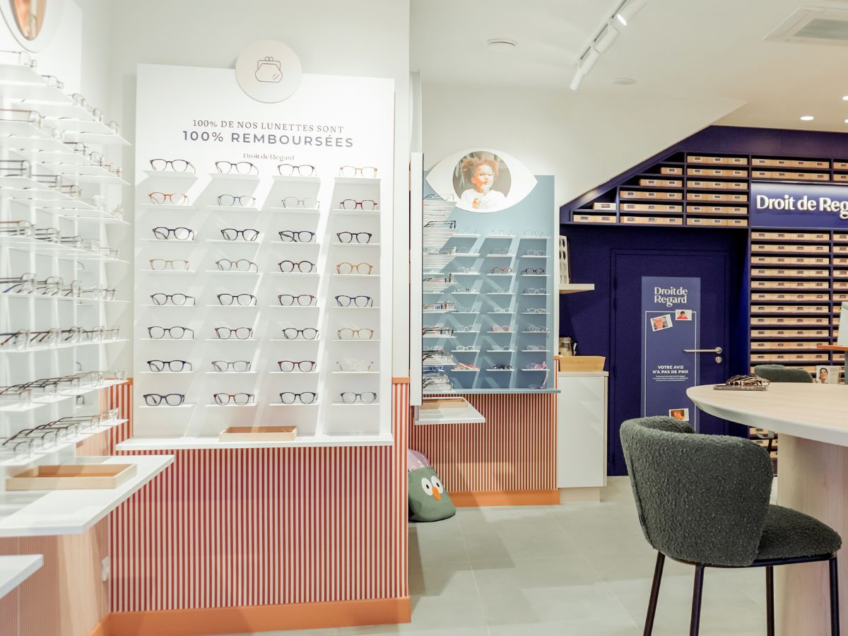 Murs de montures et espace enfants de la boutique Droit de Regard, opticien rue Nationale à Lille