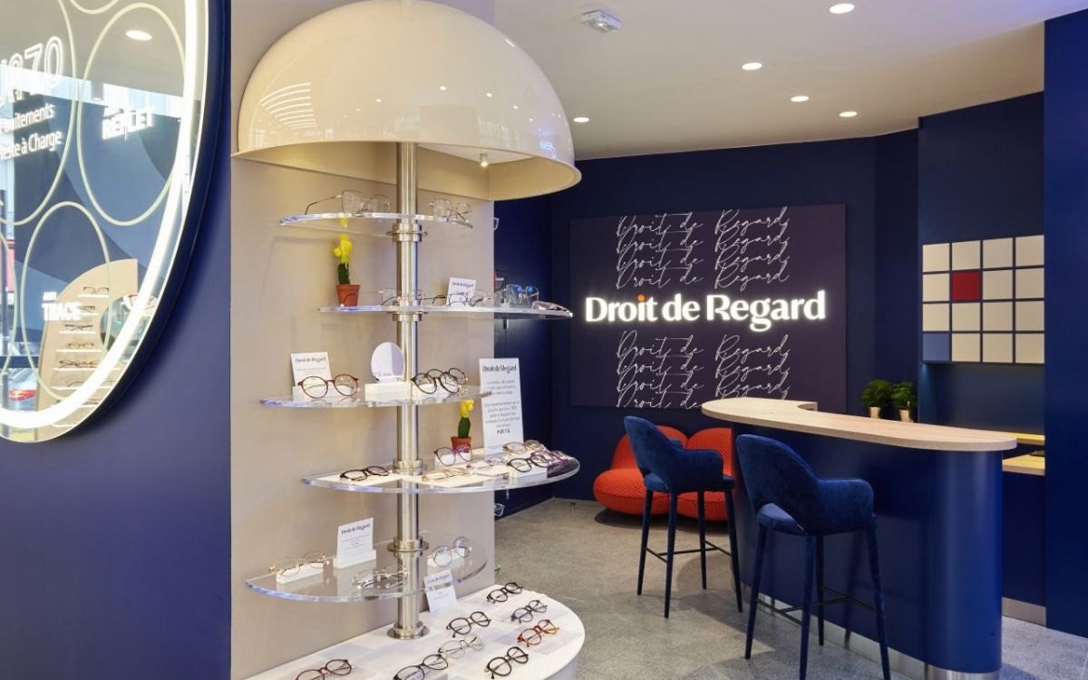 Présentoir de montures et comptoir, boutique Droit de Regard à Paris 9e