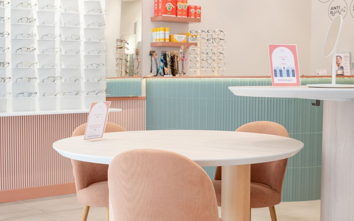 Table de conseil et montures, boutique Droit de Regard à Lyon