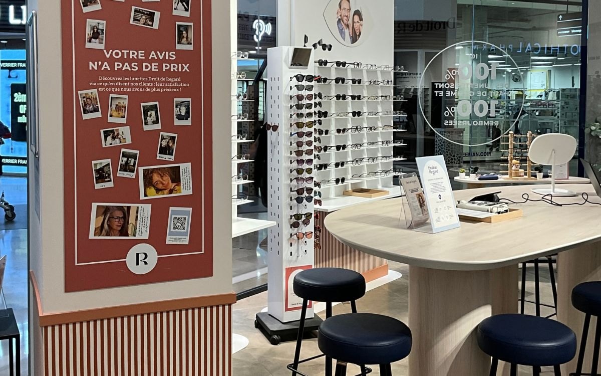 Présentoirs de lunettes et table de conseil, boutique Droit de Regard à Marseille