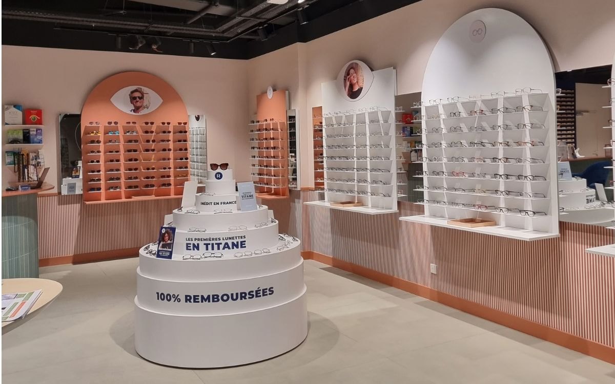 Murs de montures et présentoir central, boutique Droit de Regard au Havre