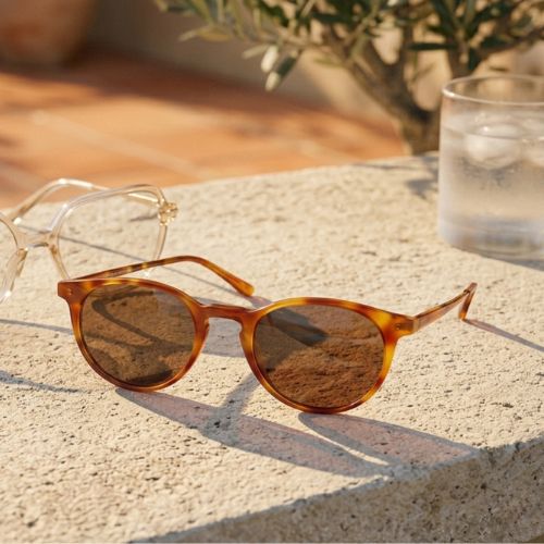 Lunettes de soleil Droit de Regard portées sur la plage