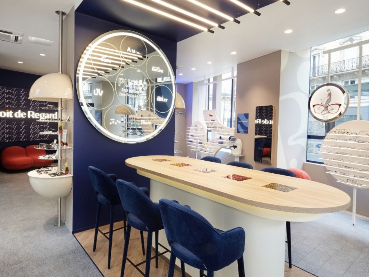 Table d'essayage et miroir PUR 7.0 de la boutique Droit de Regard, opticien rue La Fayette à Paris 9e