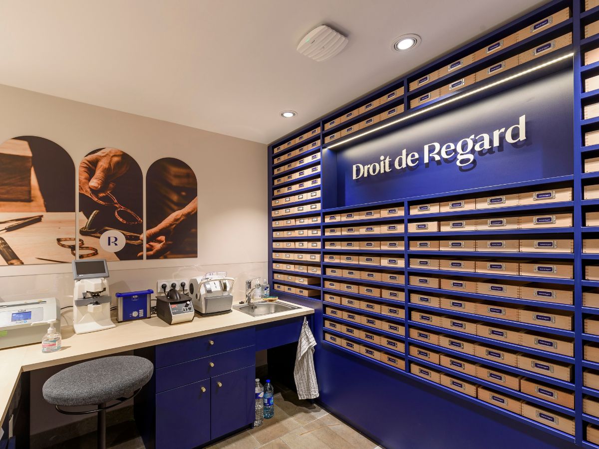 Atelier de montage des verres de la boutique Droit de Regard, opticien place de la Liberté à Toulon