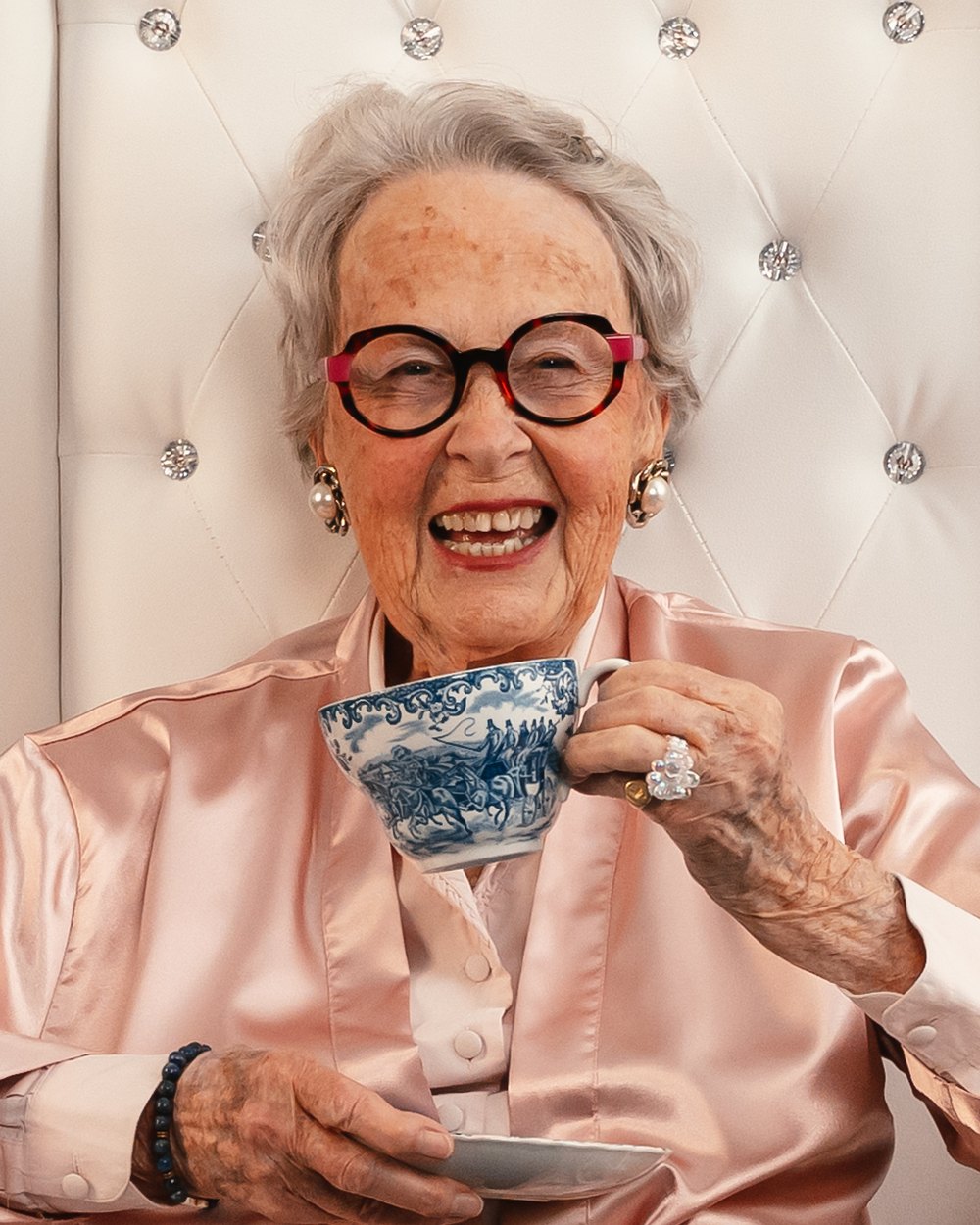 Femme souriante portant des lunettes progressives remboursées Droit de Regard