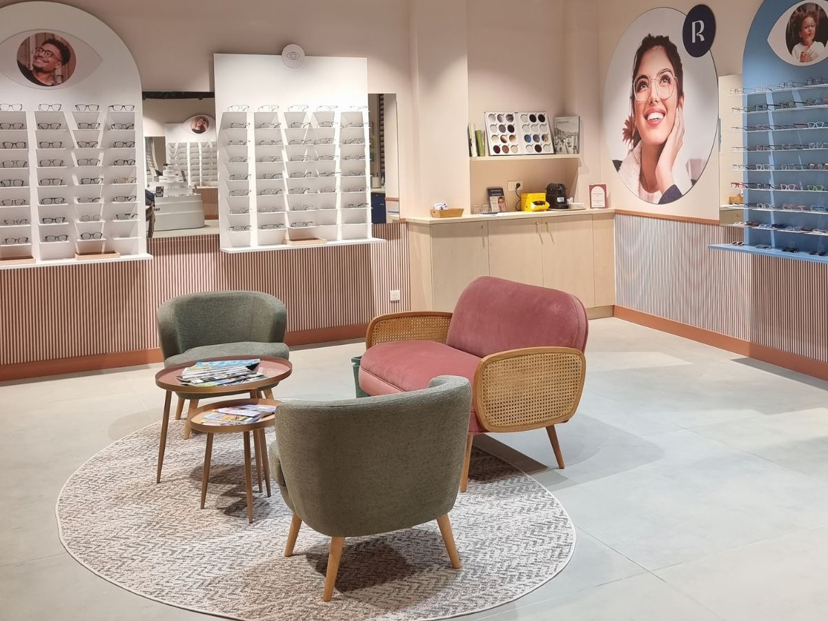 Espace d'accueil avec fauteuils et murs de montures, boutique Droit de Regard, opticien au centre Coty au Havre