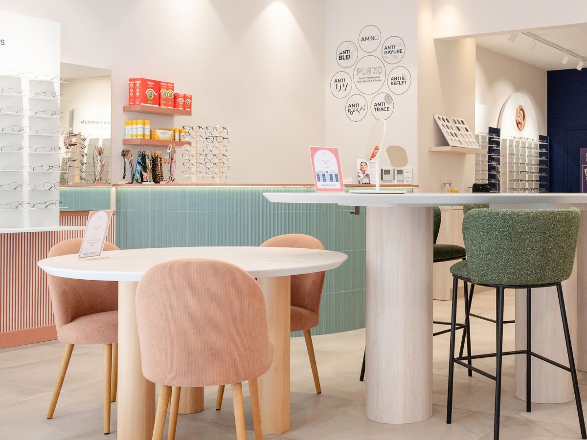 Tables de conseil et comptoir de la boutique Droit de Regard, opticien rue Victor Hugo à Lyon 2e