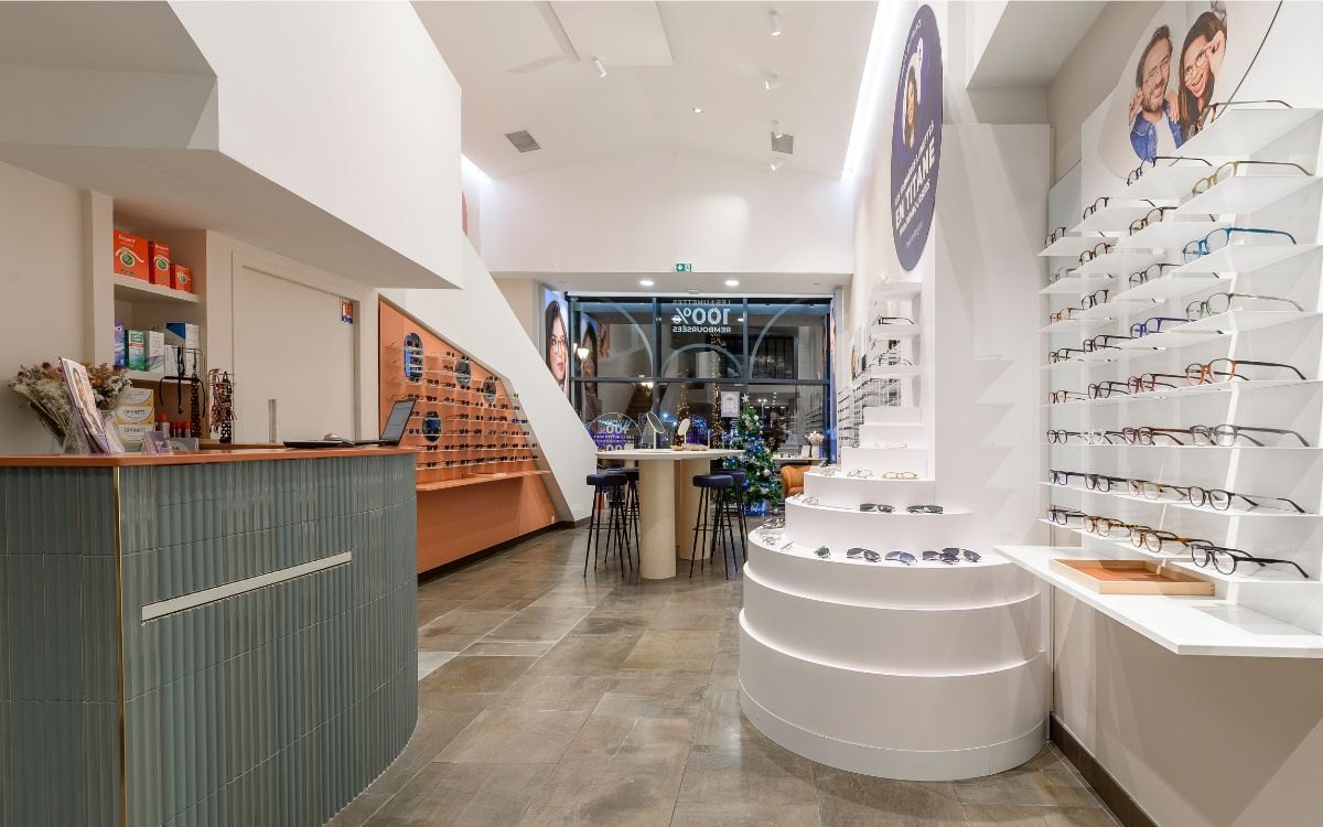 Comptoir, présentoir et murs de montures, boutique Droit de Regard à Toulon