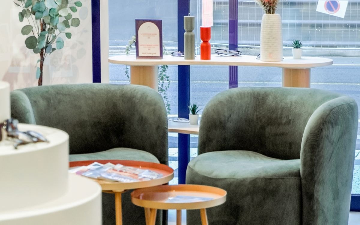 Coin salon près de la vitrine, boutique Droit de Regard à Lille